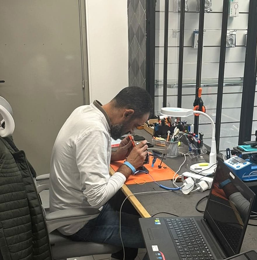 Réparation d'un téléphone à l'établi de l'atelier