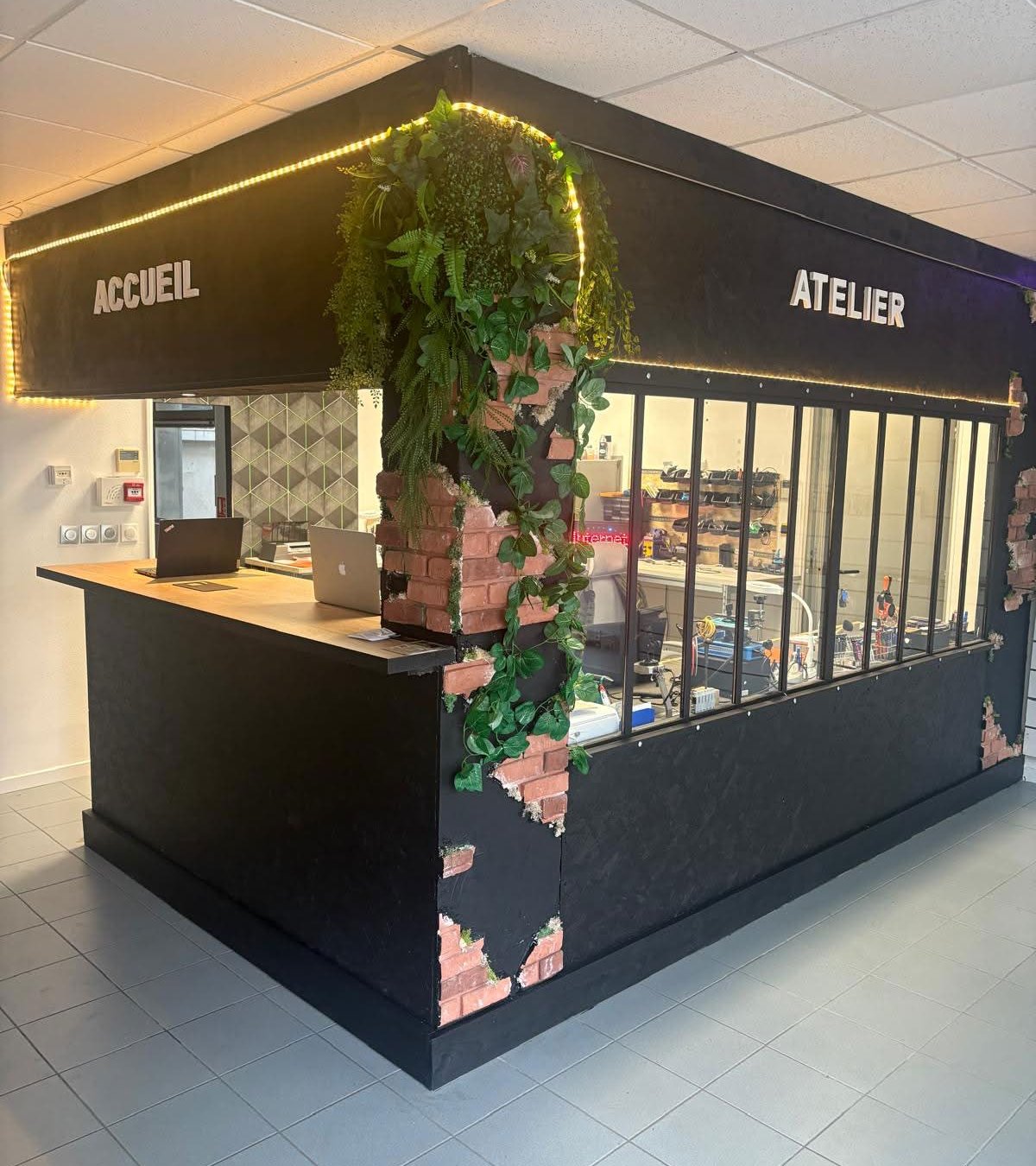 Le comptoir d'accueil et l'atelier vitré de la boutique Beaune Phone